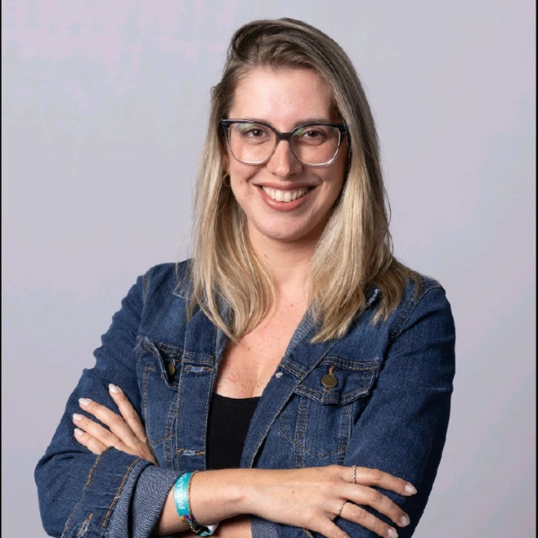 Laura Leal <br> Analista Sênior de Marketing